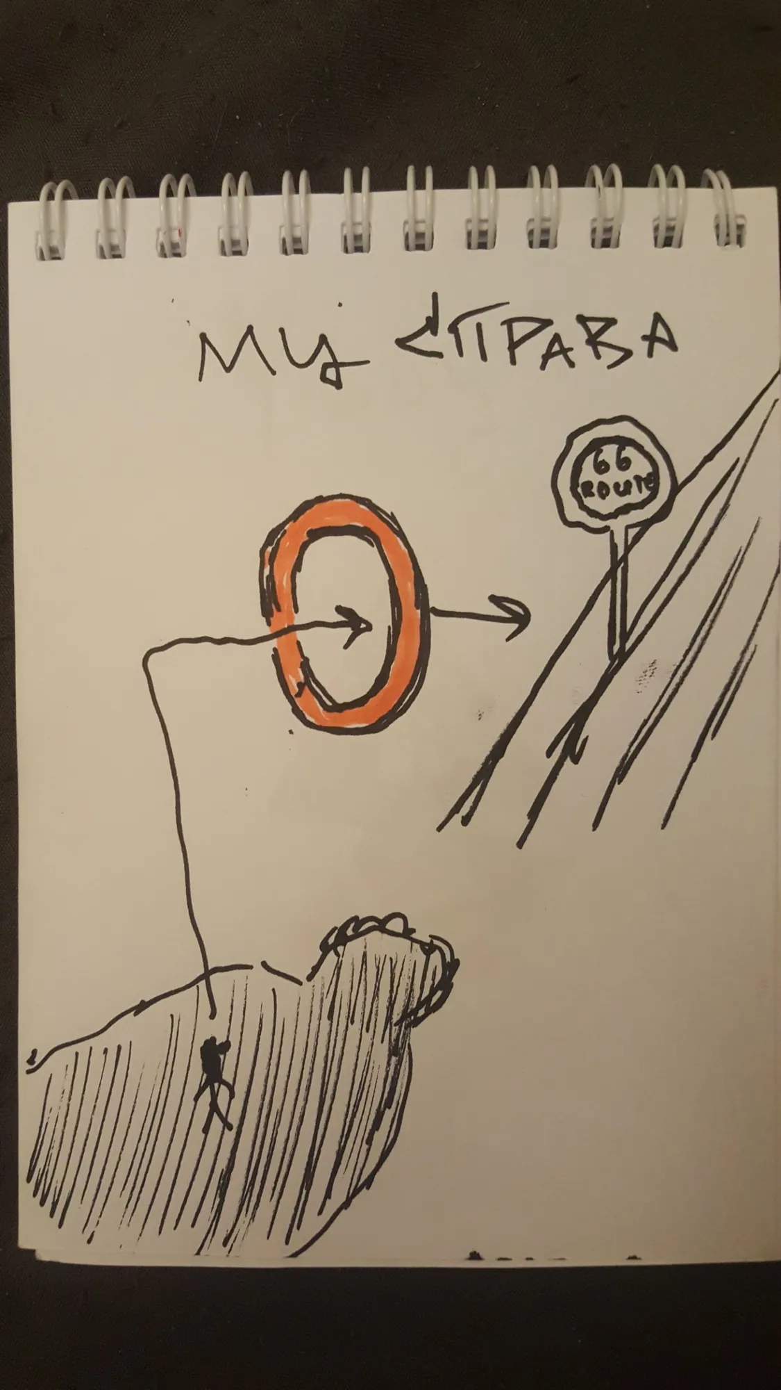 перестрелка на стреле снова трендсеттерная
Псайбой воспринимался как периферия противостояния и формальный повод для джипсибарсов, выступление характерно его: увертюра про диалог с оргами, нарифмовки и наритмовки - пожилой узнаваемый стайл (иногда слишком)
схемы-развёрнутые метафоры АСа - сейчас самое лиричное и многослойное, что я могу выделить в категории панчлайн. 1-2й раунд отметился ими и той мощью наскока, экспрессивной удалью, которая есть и в АСе-зрителе. Насколько текстом отличается 3й, покажет видео, лайвом сбивки не дали сопоставить
и МЦ Справа, закономерно забравший зал. Его лирический герой окончательно ёбнулся на нехороших маньячных вещах, оброс новыми мощными многими флоу и доостался собою. Последние 3 баттла в логике спортивного комментария должны казаться возвращением в высшую лигу, перенаходкой стиля после странных проёбов странным людям. Понимаю, но не разделяю: мне путь от сезона до сейчас кажется менее сумбурным и скачкообразным, другое дело - его видимая сторона, убедительность плодов